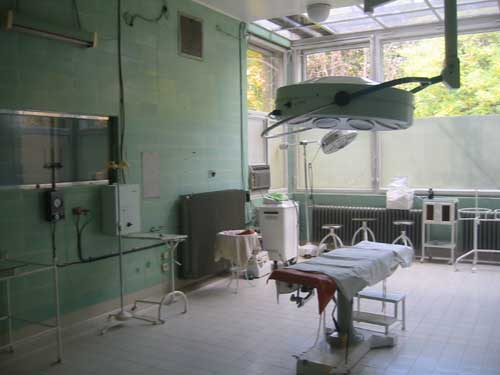 De operatiekamer van het ziekenhuis met zeer beperkte en oude voorzieningen