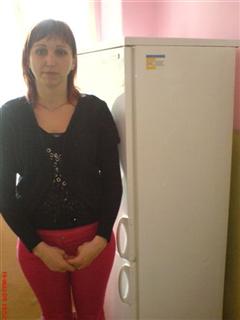 Meisje bij koelkast
